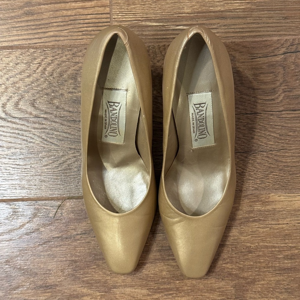 Vintage Bandolino Women's Gold Pumps